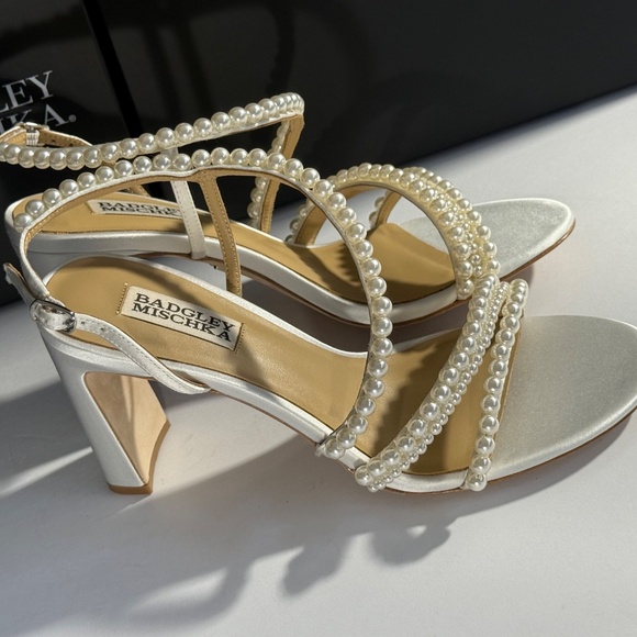 Badgley Mischka Womens Amora White Pearl Satin Ankle Strap Size 8 new - Picture 9 of 15